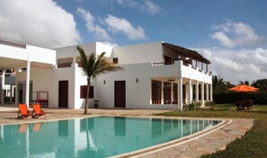 Front of property - Hotel Sonrisa (Diani Beach)