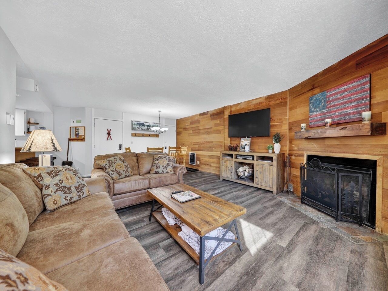 Smart TV, fireplace