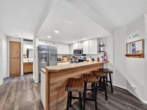 Een koelkast, een microgolfoven, een oven, een kookplaat