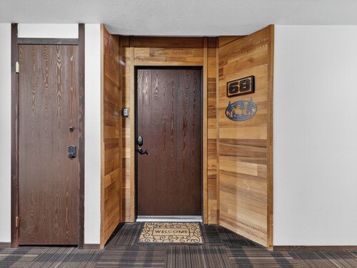 Giant Steps #68 2 bdrm 2 bth ski in/out in building three, Wood fireplace