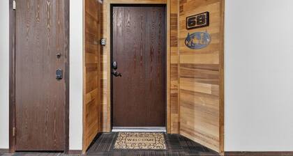Giant Steps #68 2 bdrm 2 bth ski in/out in building three, Wood fireplace