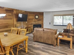 Smart TV, fireplace