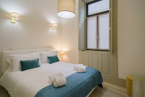 Tabla de planchar con plancha, wifi gratis y ropa de cama