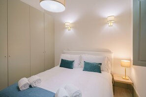 Tabla de planchar con plancha, wifi gratis y ropa de cama