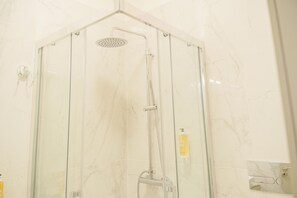 Chuveiro, secador de cabelo, toalhas de banho 