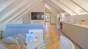 A modern kitchen with a built-in oven and a large island. - Feel Porto Matosinhos Ocean Flat IV (Matosinhos)