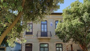 A building with a checkered facade, large windows, and a balcony. - Feel Porto Matosinhos Ocean Flat IV (Matosinhos)