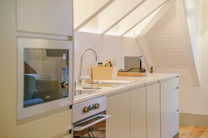 Kühlschrank, Mikrowelle, Ofen, Geschirrspüler