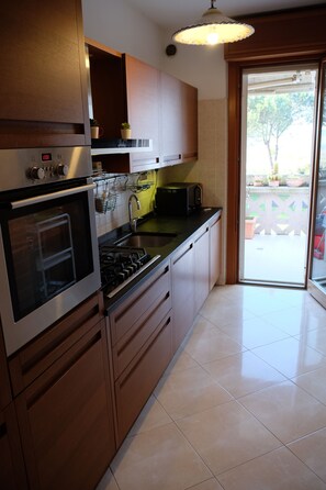 Frigorifero, microonde, forno, piano cottura