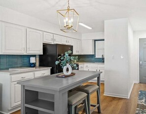 Kjøleskap, mikrobølgeovn, ovn og kokeplater