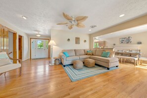 TV, ping pong - Stargaze - Lakefront with Private Dock (Huddleston)