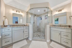 Combined shower/bathtub, hair dryer, towels