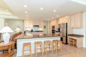 Réfrigérateur, micro-ondes, plaque de cuisson, lave-vaisselle