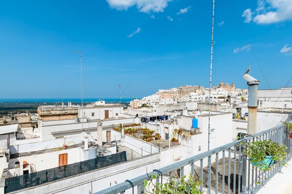Vista desde la azotea de una zona urbana densamente poblada, con numerosos edificios, algunos con balcones y terrazas a la vista.