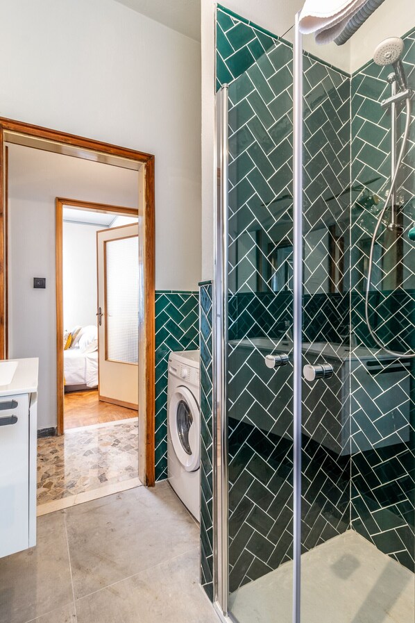 Shower, hair dryer, bidet, towels