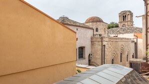 Un edificio con una cupola e un campanile, accanto a una struttura moderna con tetto inclinato.