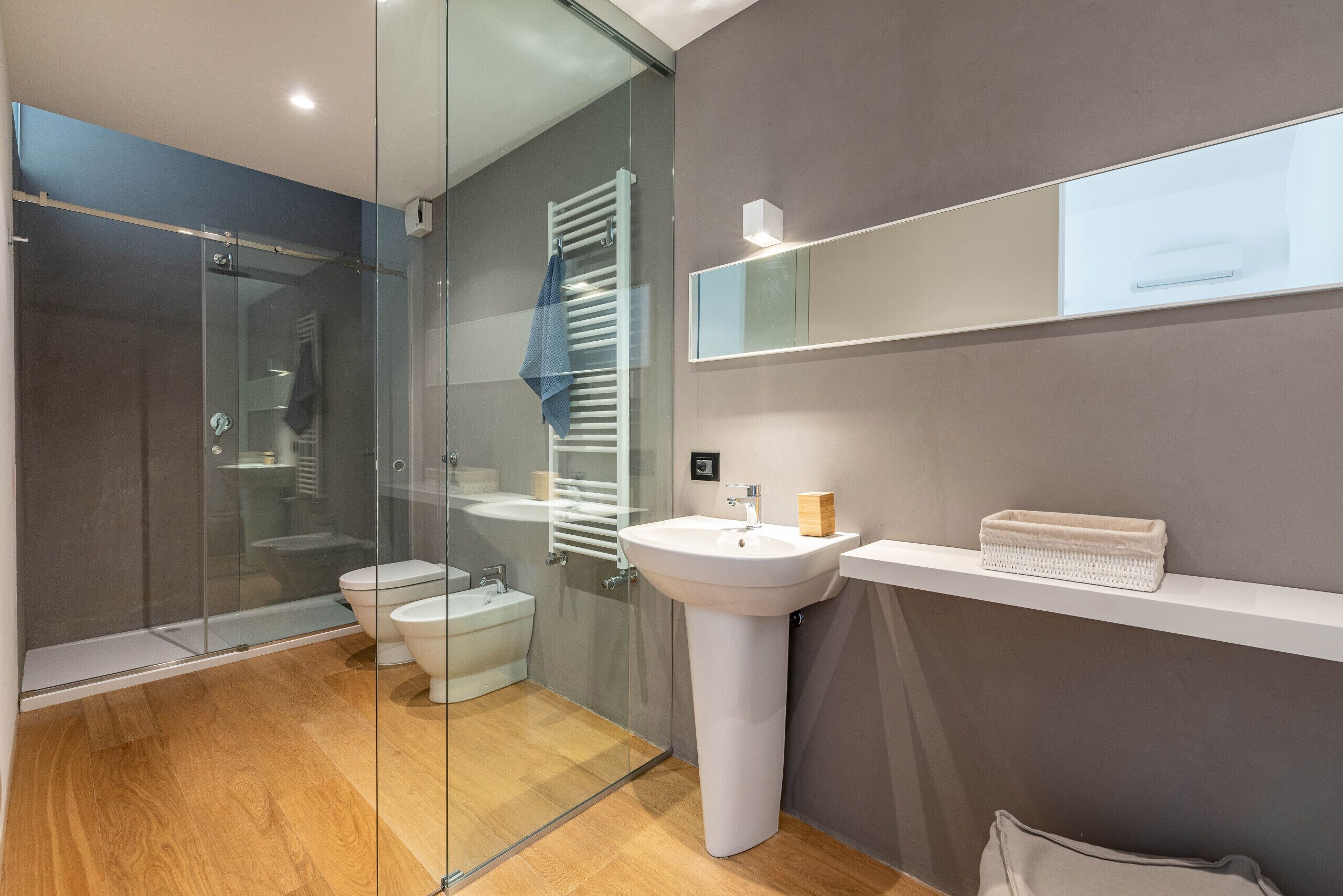 Douche, séchoir à cheveux, bidet, serviettes fournies