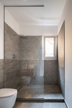 Ducha, bidet, toallas, jabón