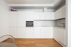 Frigorifero, forno, lavastoviglie, pentole/stoviglie/utensili