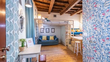 1 habitación, tabla de planchar con plancha, wifi gratis y ropa de cama