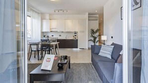 A modern apartment with a kitchen, dining area, and living room. - Shelley Apartments - Tree by Wonderful Italy (Genova)