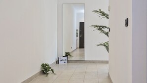 A hallway with a sign reading "SHELLEY" and a door at the end. - Shelley Apartments - Tree by Wonderful Italy (Genova)