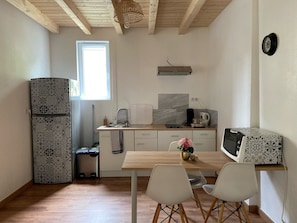 Fridge, microwave, stovetop, coffee/tea maker - Le Chêne: cosy little chalet near Mulhouse (Riedisheim)