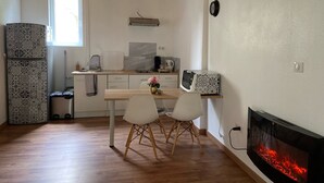 Una cocina moderna con comedor, chimenea y ventana.