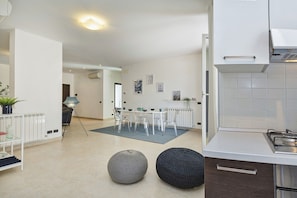 Kühlschrank, Ofen, Geschirrspüler, Wasserkocher mit Kaffee-/Teezubehör