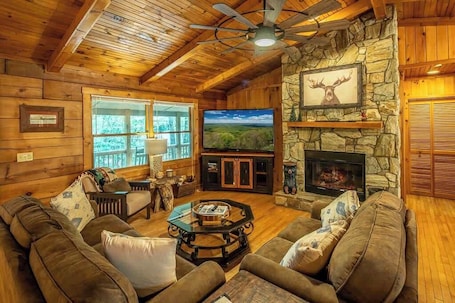 TV, fireplace, stereo, offices. Grey Fox Cabin between Boone and Blowing Rock