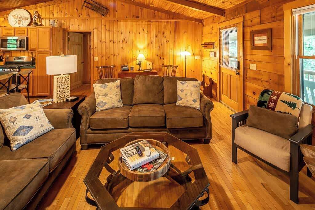 Een televisie, een open haard, een stereo en een kantoor