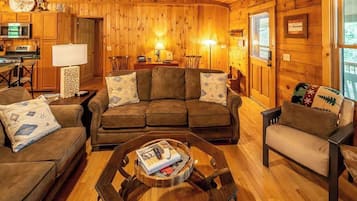 Een televisie, een open haard, een stereo en een kantoor