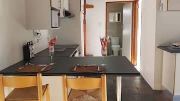 Réfrigérateur, micro-ondes, four, bouilloire électrique