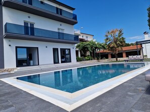 Piscine extérieure, piscine chauffée