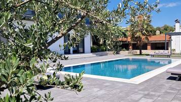 Een buitenzwembad, een verwarmd zwembad