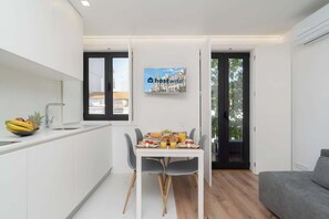Dining - Elegant Design Flat | Ace Location by HostWise (Porto)