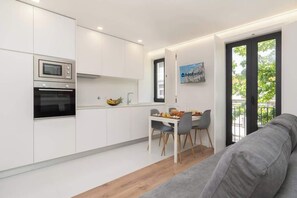 Fridge, microwave, oven, stovetop - Elegant Design Flat | Ace Location by HostWise (Porto)