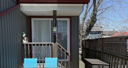 Family friendly cottage - 4 minute walk to main beach!