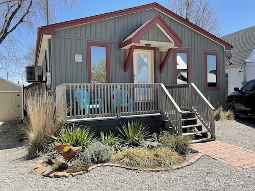 Family friendly cottage - 4 minute walk to main beach!