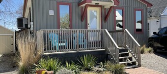 Family friendly cottage - 4 minute walk to main beach!