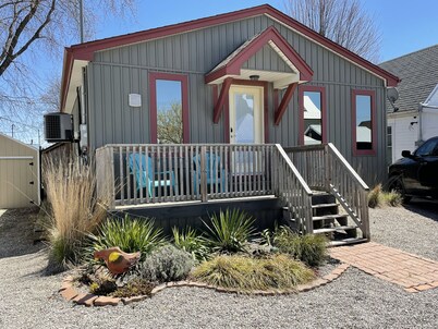 Family friendly cottage - 4 minute walk to main beach!