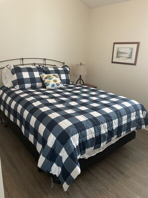 2 slaapkamers, een strijkplank/strijkijzer, gratis wifi, beddengoed