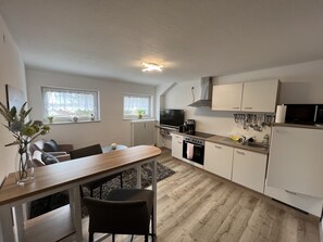 ثلاجة، ميكروويف، فرن، موقد طهي مسطح