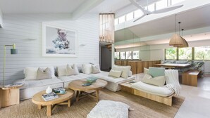Smart TV, books, stereo, offices - Little Cove Treetops -  3 BEDROOMS - STYLE - BEACH - LOCATION (Little Cove)