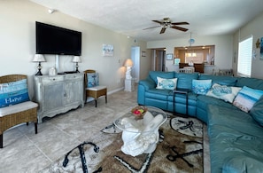 Smart TV, DVD player, books - 8th Floor End Unit directly on Madeira Beach (Madeira Beach)