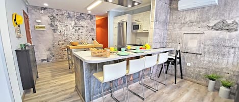 Frigorifero, microonde, forno, piano cottura
