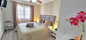 2 slaapkamers, een strijkplank/strijkijzer, reisbedje, gratis wifi