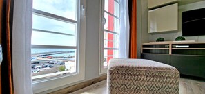 2 slaapkamers, een strijkplank/strijkijzer, reisbedje, gratis wifi