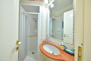 Dusche, Haartrockner, Bidet, Handtücher
