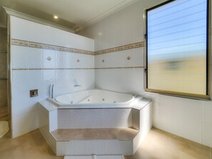 Badekar, boblebadekar, hårtørrer, håndklæder